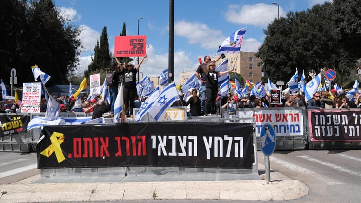 אביו של הרש: "מקווה שהסיפור האמיתי של המו"מ הכושל לשחרור החטופים ייחשף" (צילום: ורד כספי) מחאות ברחבי ירושלים, מול מעון רה"מ והכנסת בעקבות החזרה ללחימה בעזה ופיטורי ראש השב"כ