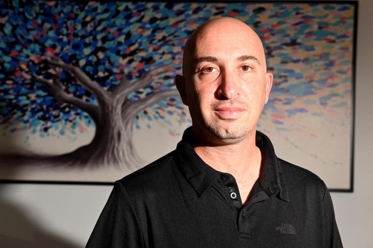 "לא לחכות עד שהמטופל יהיה לקראת סוף חייו ובשלב האחרון של מחלתו". שלומי וולפנר מארגון משאלה אחרונה (צילום: קובי קואנקס) שלומי וולפנר מארגון משאלה אחרונה מלווה ישראלים בתהליך המתת חסד בשווייץ