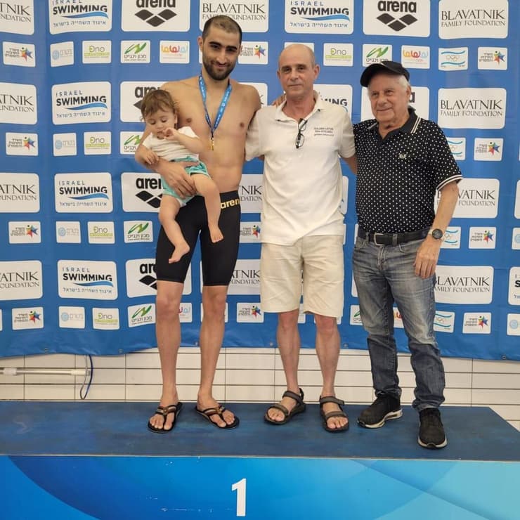 סב המשפחה, ירון ושגיא כהן ובנו 