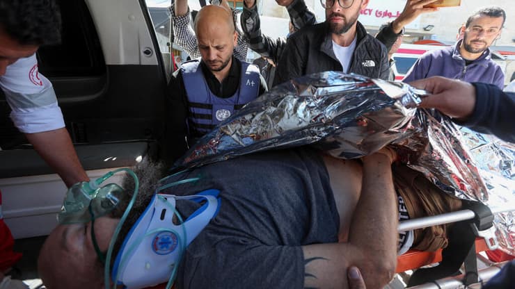 צילום: REUTERS/Ramadan Abed פינוי עובדי האו"ם שנפצעו בהתקפה בעיר עזה