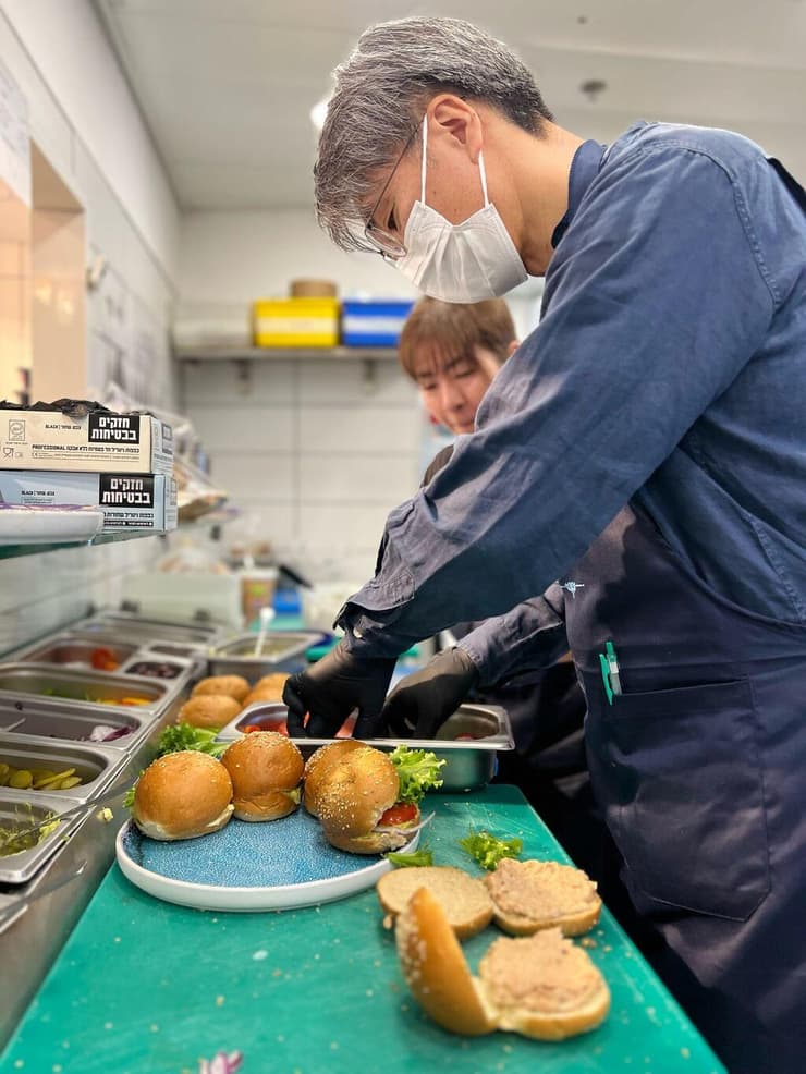 המשלחת מיפן בהתלמדות באחד מסניפי בית הקפה בארץ. "עד עכשיו לא היה לנו מודל ברור איך לשלב אנשים עם מוגבלויות" (צילום: באדיבות "קפה שכולו טוב") המשלחת מיפן לומדת את ההכנות