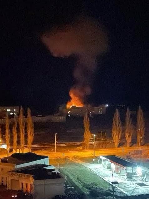 אש אחרי מתקפה של כטב"ם של רוסיה לכאורה בס בית חולים באזור סומי ב אוקראינה