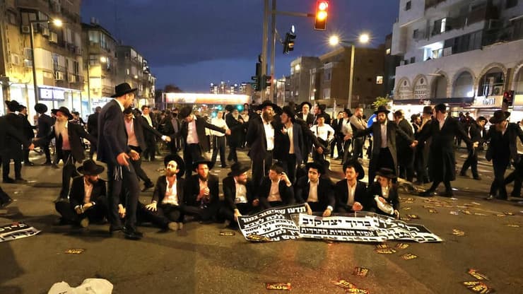 הפגנת חרדים כנגד חוק הגיוס בכביש 4 בצומת קוקה קולה