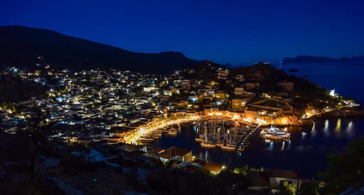 העיירה הידרה בלילה (צילום: ERPhotog / shutterstock) העיירה הידרה בלילה