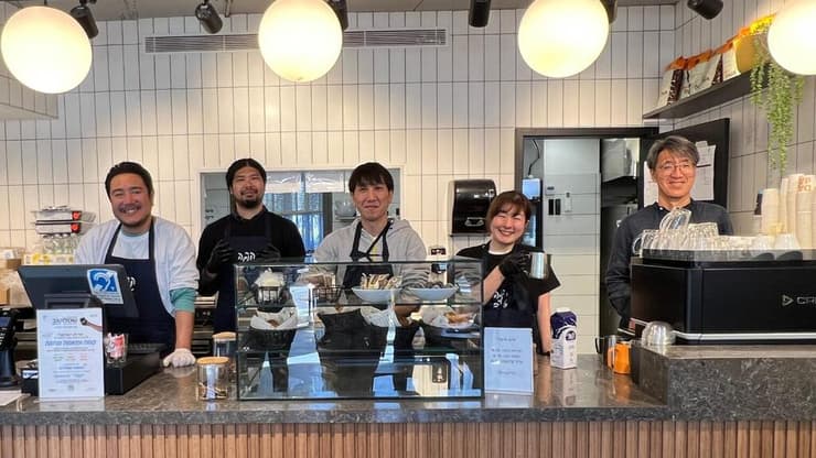 המשלחת היפנית באחד מסניפי "קפה טוב" בישראל. "משנה תפיסות על אוכלוסיות מוחלשות" (צילום: באדיבות "קפה שכולו טוב") המשלחת מיפן לומדת את ההכנות