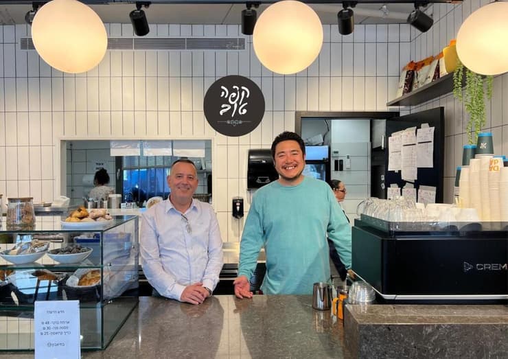 מימין: שינרי האסגווה, חבר ועד מנהל בחברת Startline CO.LDT, ועופר כהן, מנכ"ל קבוצת "שכולו טוב" (צילום: באדיבות "קפה שכולו טוב") שינרי האסגווה חבר ועד מנהל בחברת Startline CO.LDT עופר כהן מנכל קבוצת שכולו טוב