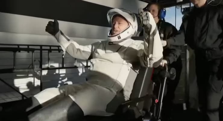 בארי ווילמור על האלונקה בספינת החילוץ (צילום: נאס"א) בארי ווילמור על ספינת החילוץ