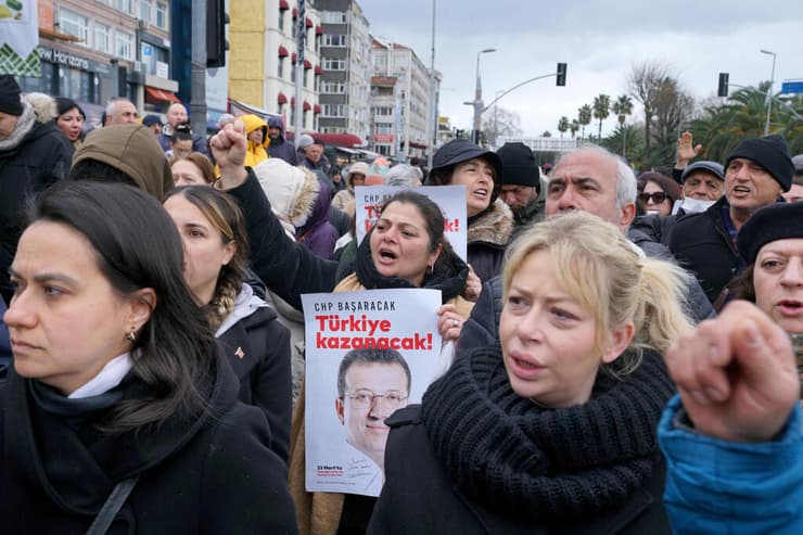 הפגנה מול מטה משטרת איסטנבול נגד מעצר ראש העיר אכרם אימאמאולו טורקיה