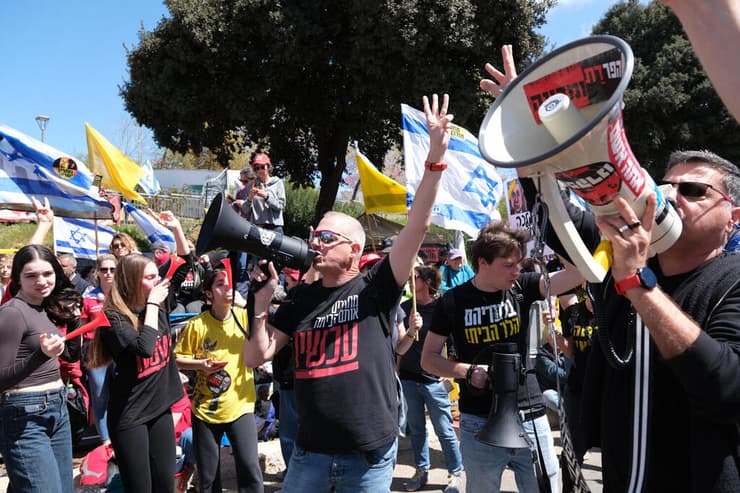 שרים וחברי כנסת מביעים תמיכה ומגיעים לבקר במאהל המחאה מול הכנסת בזמן המחאות ברחבי ירושלים בעקבות החזרה ללחימה בעזה ופיטורי ראש השב"כ