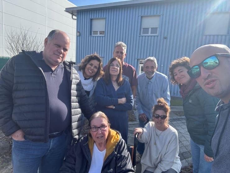 ביום השלישי, מגיעה המשפחה ל"בית הכחול". צפרירה מליסדורף וקרוביה (צילום: שלומי וולפנר) המתת חסד של צפרירה מליסדורף בליווי רחלי רז בשווייץ