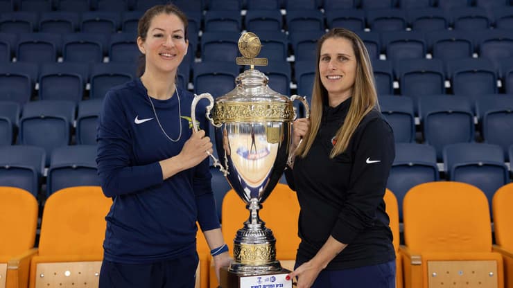 העליון ופלג עם הגביע (צילום: עוז מועלם) העליון ופלג עם הגביע