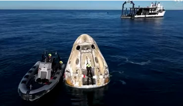 החללית ליד ספינת החילוץ (צילום: נאס"א) החללית ליד ספינת החילוץ