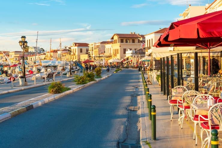 הרחוב הראשי באגינה (צילום: Kirk Fisher / shutterstock) הרחוב הראשי באגינה