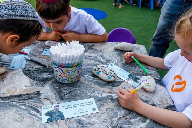 ילדי גן שחר מציירים לזכרו של החייל הגיבור    