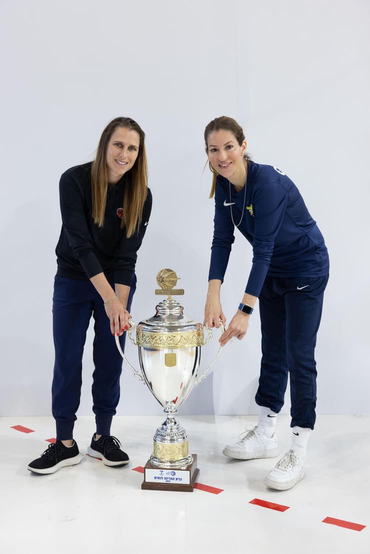 יהיה מסקרן. העליון ופלג (צילום: עוז מועלם) העליון ופלג עם הגביע