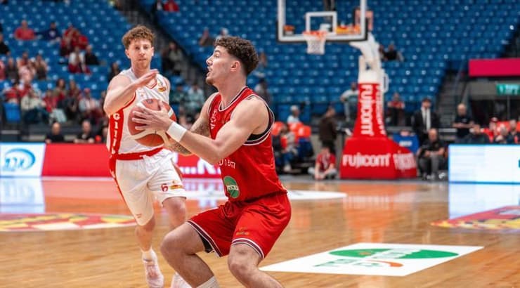 נועם יעקב מתכונן לזריקה (רועי כפיר) נועם יעקב מתכונן לזריקה