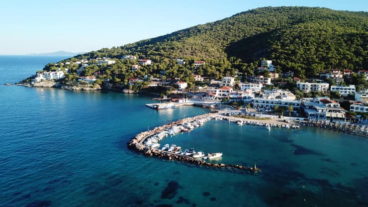 נמל סקאלה באי אגיסטרי (צילום: Aerial-motion / shutterstock) נמל סקאלה באי אגיסטרי