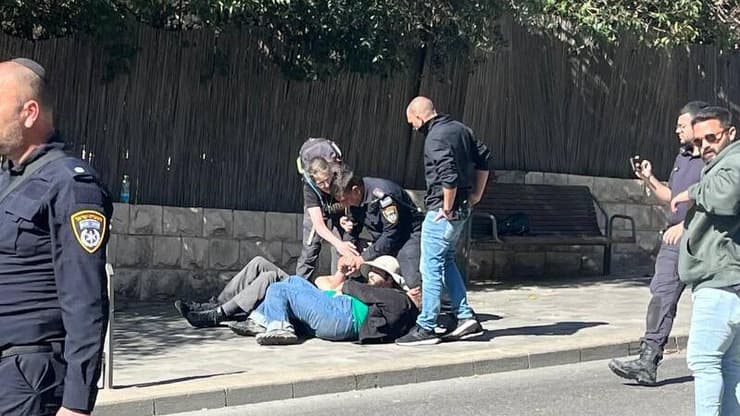 מפגינים בודדים הצליחו לעבור את המחסום המשטרתי