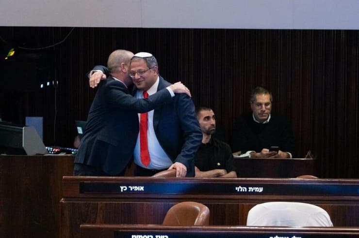 איתמר בן גביר מגיע למליאת הכנסת לצורך השבעתו לחזרה לממשלה