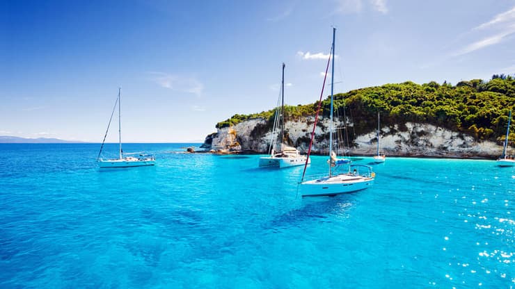 להפליג בין איי יוון - המלצות למתקדמים (צילום: Kite_rin / shutterstock) מפרשיות במפרץ יפהפה ביוון