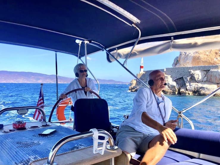 שמוליק ואברימה מפליגים בין האיים (צילום מתוך האלבום הפרטי) שמוליק ואברימה מפליגים בין האיים