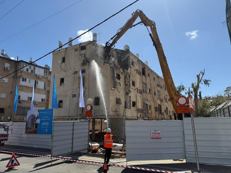 הריסת מבנים ישנים בפרויקט פינוי בינוי בבת ים של חברת קרסו