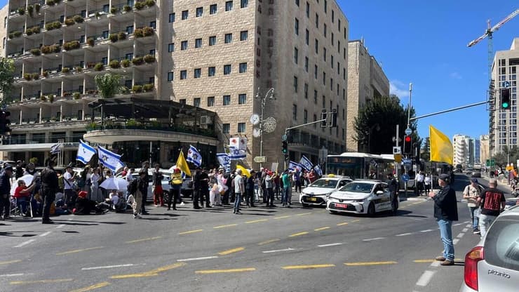 מפגינים חוסמים את בית רה"מ בירושלים