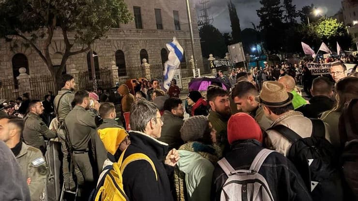 מחאה הפגנה ברחוב עזה מול מעון רה"מ בעקבות החזרה ללחימה בעזה ופיטורי ראש השב"כ