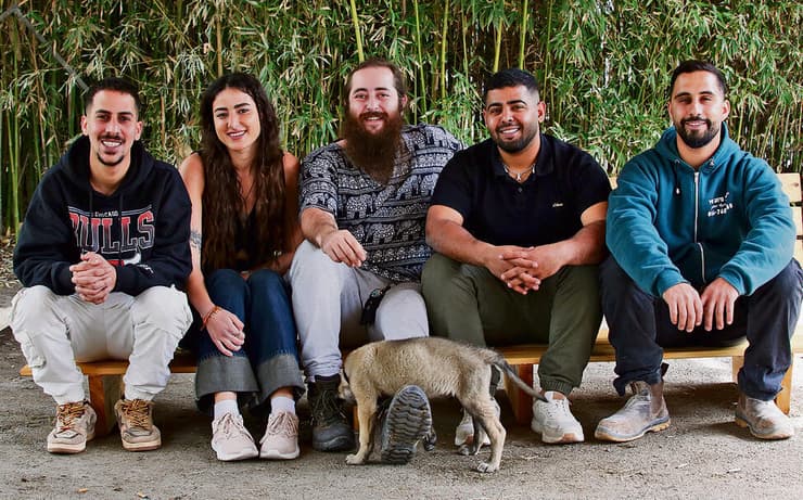 מימין: נריה ודניאל שרעבי, מקימי "בית הנובה", עם שורדים נוספים. "לשבת ולדבר עם אנשים שחוו את אותו דבר שאתה חווית" (צילום: ריאן פרויס) yk14297790