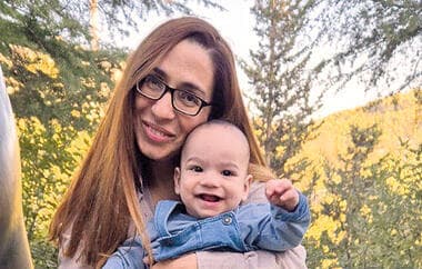 "חזרתי בלית ברירה לעיר מתה". שירה ססי ובנה yk14303010