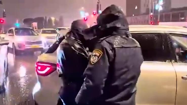 ניפוץ שמשות הרכבים, אתמול. "אנרכיה? לא נאפשר את זה" שוטרים שוברים חלונות של רכבי מפגינים שחוסמים את הכביש במכוון