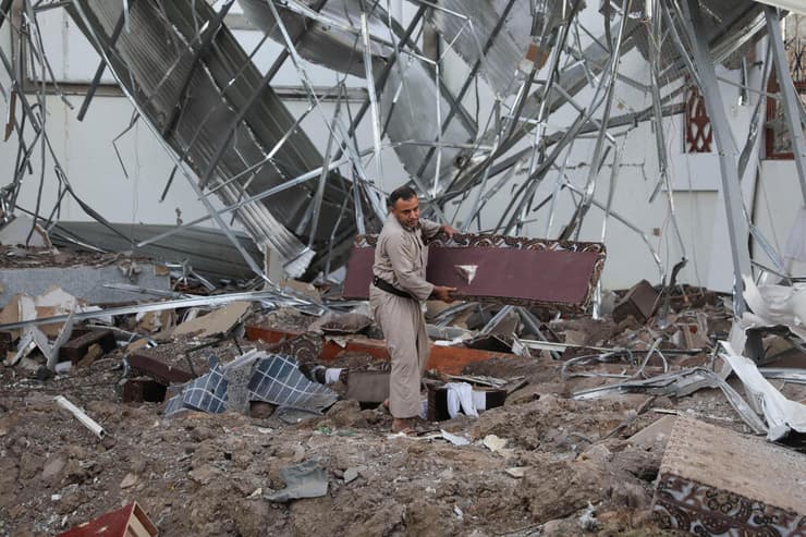 ההרס בצנעא לאחר תקיפות ארה"ב (צילום: REUTERS/Khaled Abdullah) ההרס בצנעא שבתימן לאחר תקיפות ארה"ב