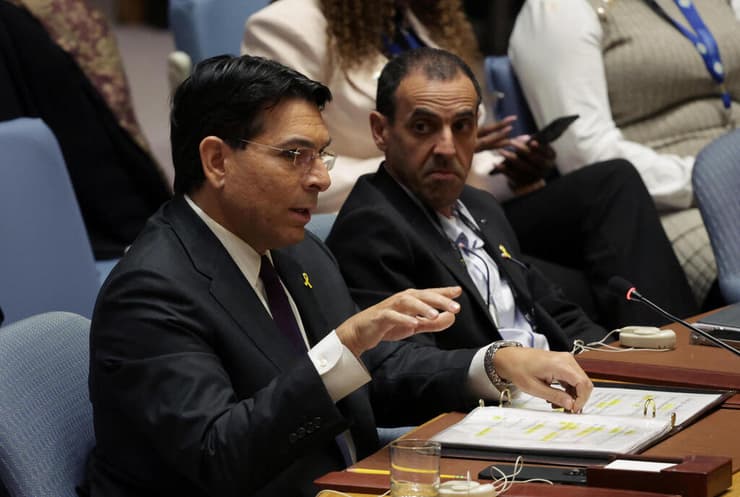 דנון באו"ם יחד עם שורד השבי אלי שרעבי (צילום: REUTERS/Mike Segar) אלי שרעבי שורד השבי נואם באו"ם