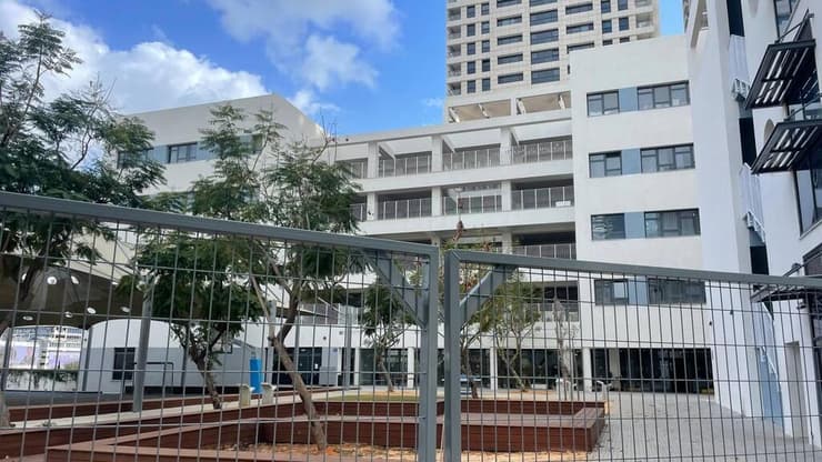אדם נפל אל מותו ממגדל אל תוך חצר תיכון צמרות איילון