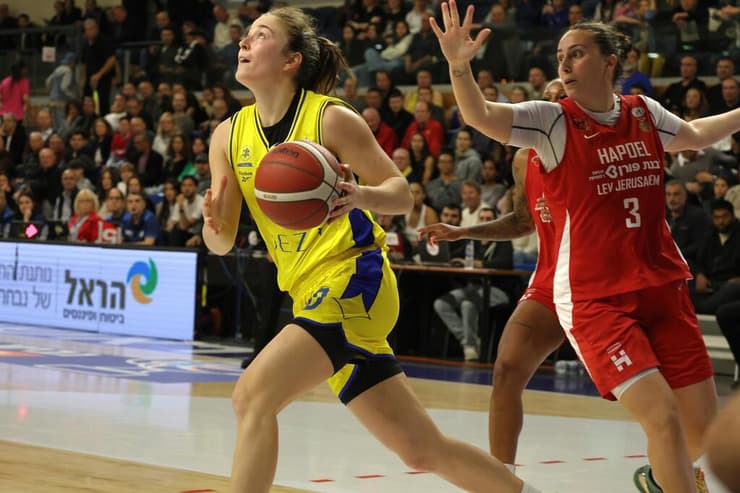 מאיירס עוקפת את דנן