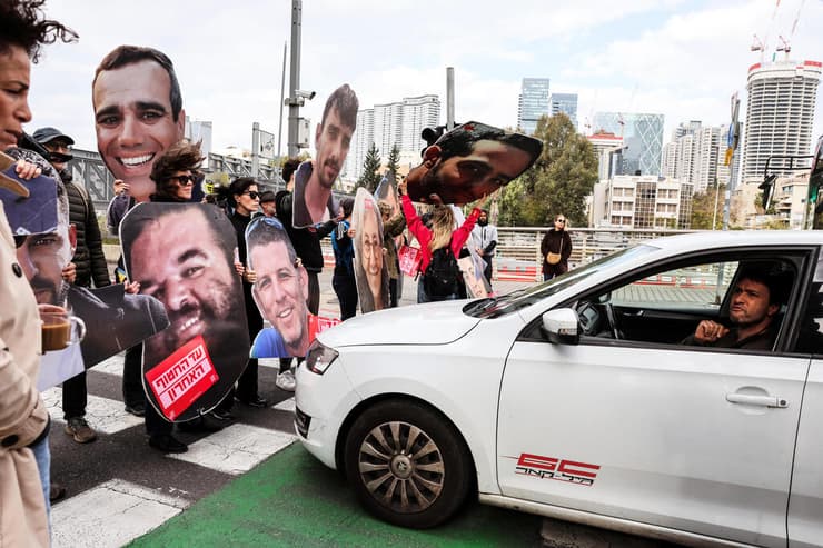 "ראש הממשלה בחר להחזיר את בן גביר לשלטון במקום להחזיר את החטופים הביתה". ההפגנה, הבוקר (צילום: REUTERS/Nir Elias) מפגינים למען עסקת חטופים על גשר יהודית בתל אביב