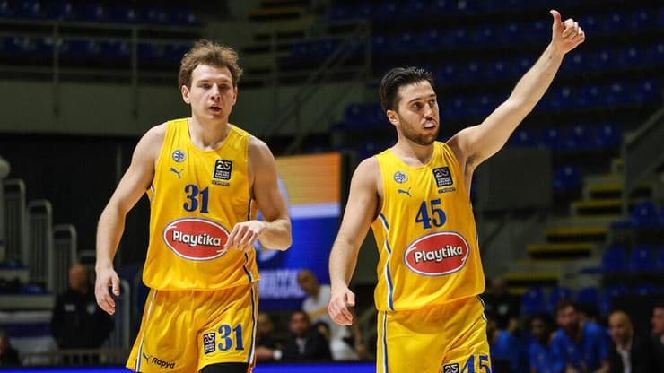 יוקובאיטיס ובלאט. "רוצים לסיים את העונה הסדירה הכי טוב שאפשר" (צילום: דראגן טשיץ') שחקן מכבי ת"א רוקאס יוקובאיטיס עם תמיר בלאט