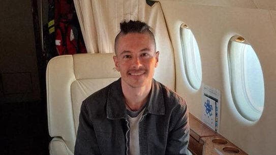 אוליבייה גרונדו. שוחרר מהכלא האיראני אחרי 887 יום (צילום: X ACCOUNT OF FRANCE'S FOREIGN MINISTER JEAN-NOEL BARROT / AFP) אוליבייה גרונדו אזרח צרפת שנעצר ב איראן באוקטובר 2022 במטוס אחרי שחרורו