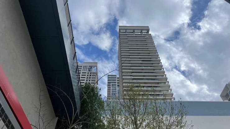 אדם נפל אל מותו ממגדל אל תוך חצר תיכון צמרות איילון
