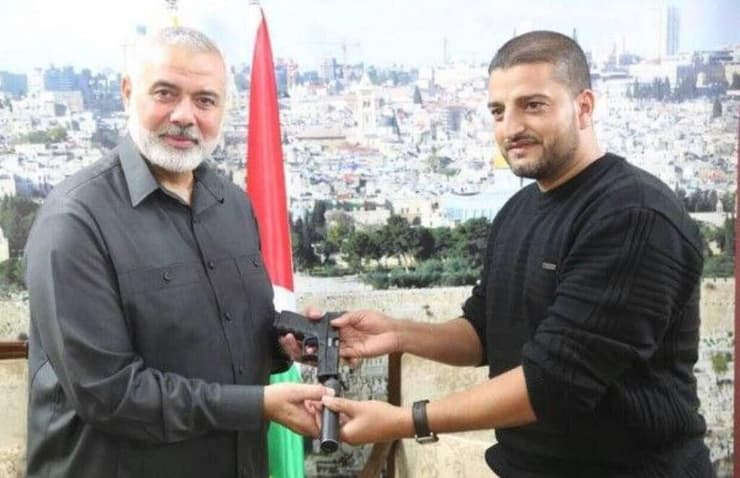  אוסאמה טבש מחבל חוסל בתמונה עומד ליד יחיא סינוואר