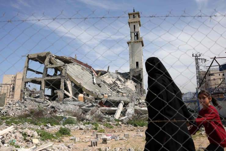 הרס בבית לאהיה. רבע מהעזתים יעברו לסיני? (צילום: BASHAR TALEB / AFP) מסגד אבו הנוד בבית לאהיא לאחר תקיפות חיל האוויר