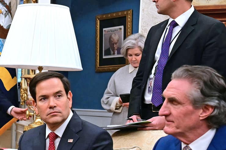 הבית הלבן זהב דונלד טרמאפ החדר הסגלגל