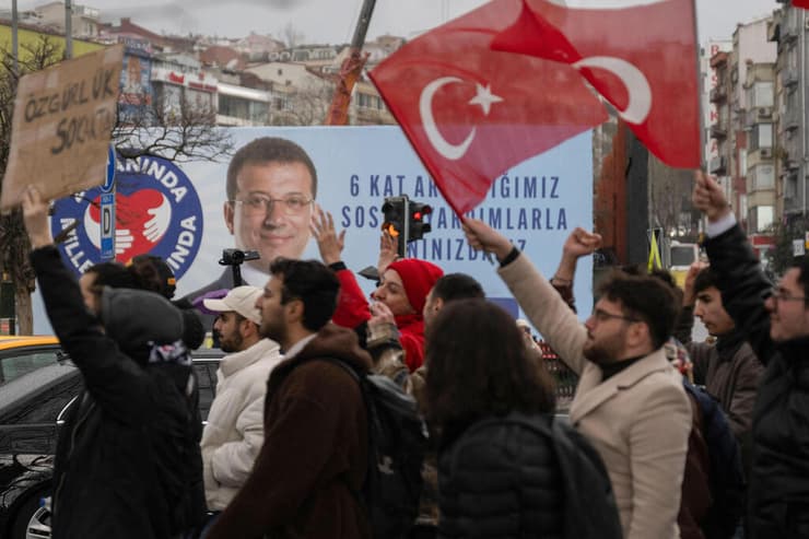 טורקיה איסטנבול מפגינים תומכי אכרם אימאמאולו ראש העיר ש נעצר 