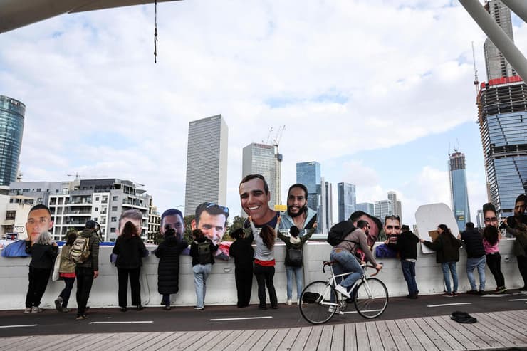 מפגינים למען עסקת חטופים על גשר יהודית בתל אביב