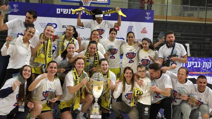 שחקניות מכבי אשדוד עם גביע המדינה