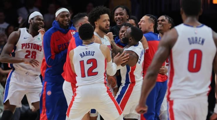 שחקני דטרויט חוגגים אחרי סל הניצחון (רויטרס) שחקני דטרויט חוגגים אחרי סל הניצחון