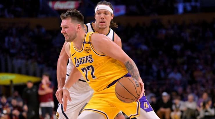 לוקה דונצ'יץ' חולף על פני ארון גורדון (רויטרס) לוקה דונצ'יץ' חולף על פני ארון גורדון