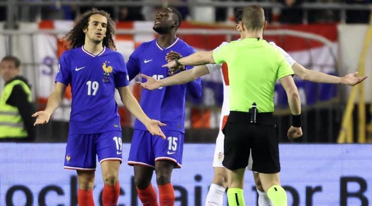 השופט מצביע על הנקודה הלבנה (רויטרס) השופט מצביע על הנקודה הלבנה