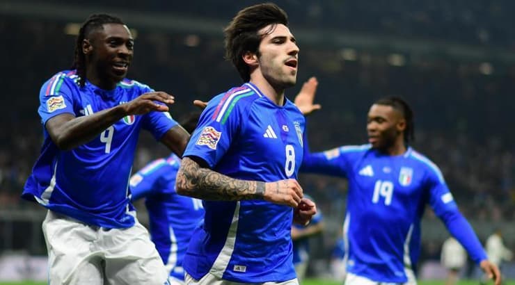 סנדרו טונאלי וחבריו רצים לחגוג (רויטרס) סנדרו טונאלי וחבריו רצים לחגוג