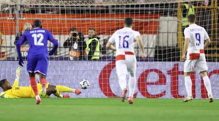 אנדרי קראמריץ' מחטיא את הבעיטה (רויטרס) אנדרי קראמריץ' מחטיא את הבעיטה